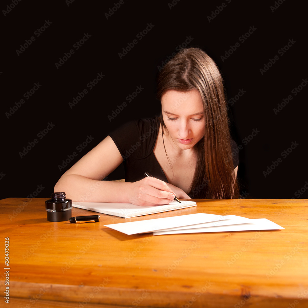 Schöne junge Frau schreibt einen Brief Schöne junge Frau schreibt einen Brief