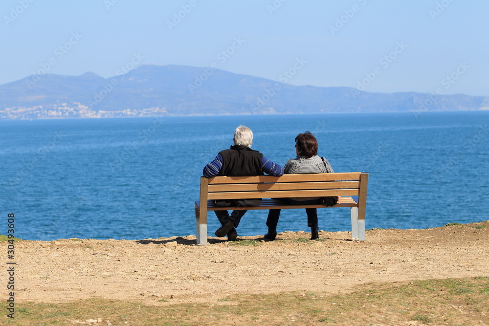 Couple assis sur un banc
