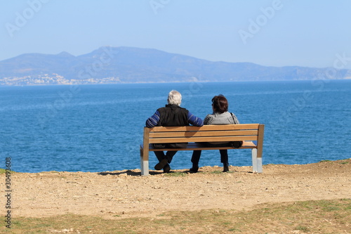 Couple assis sur un banc © image2roman