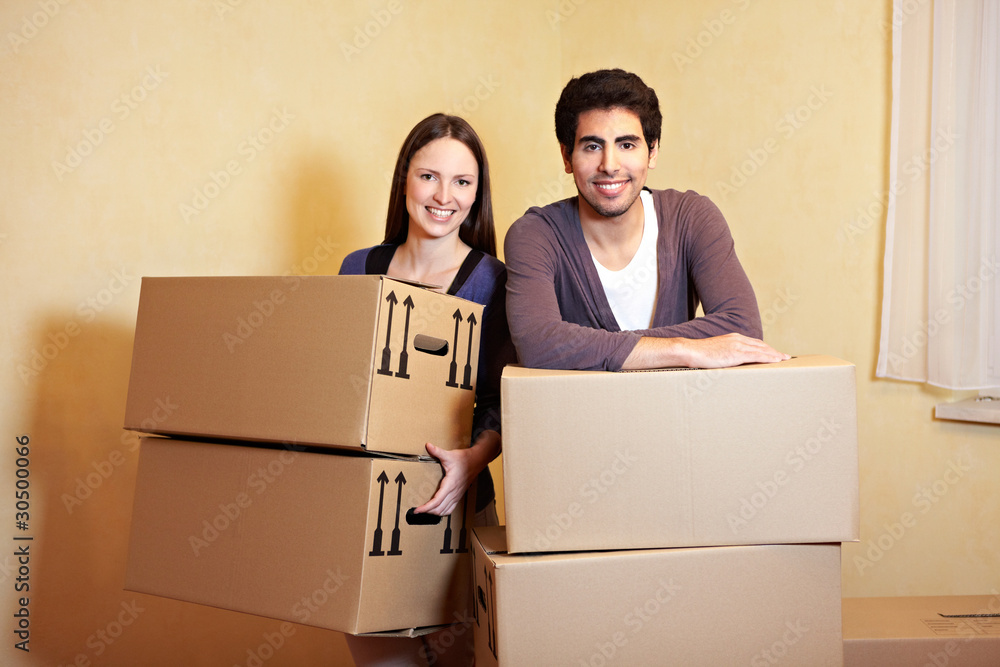 Paar beim Einzug in neue Wohnung Paar beim Einzug in neue Wohnung