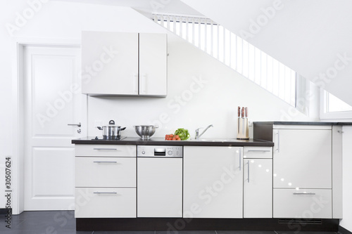 Weiße Küchenzeile