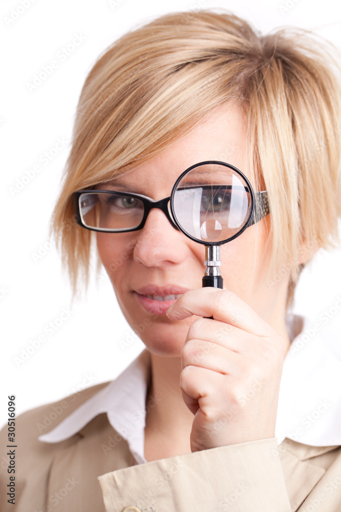 Auf der Suche - Blonde Frau schaut durch Lupe Auf der Suche - Blonde Frau schaut durch Lupe