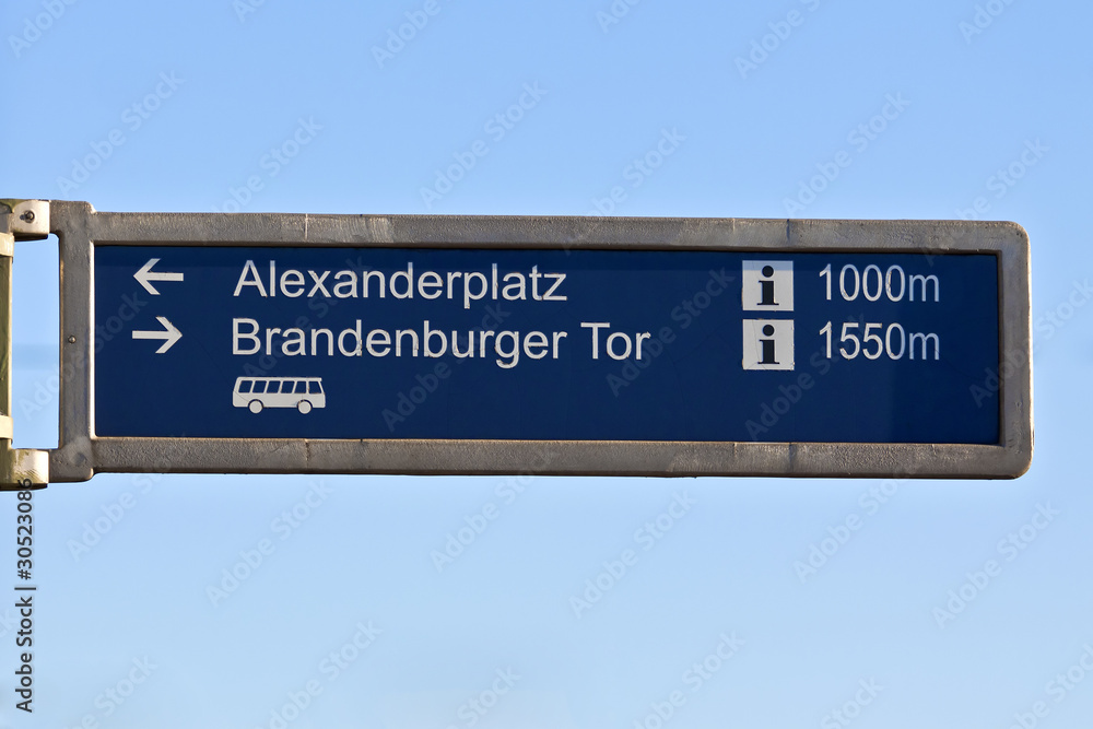 Wegweiser Alexanderplatz und Brandenburger Tor