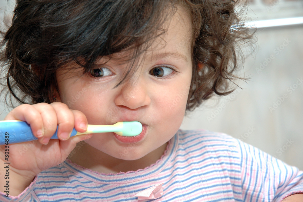 Niña cepillandose los dientes Niña cepillandose los dientes