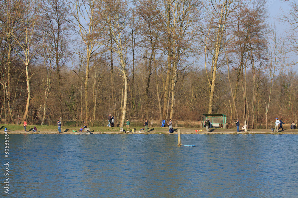 Obraz premium laghetto sportivo con pescatori