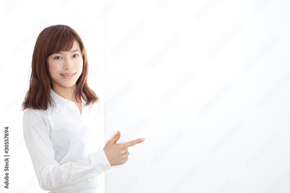 メッセージボードを指差す女性 メッセージボードを指差す女性