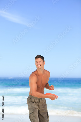 Man playing frisbee © WavebreakMediaMicro