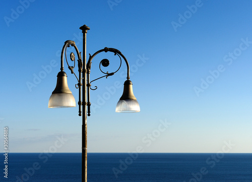 Lampione e mare
