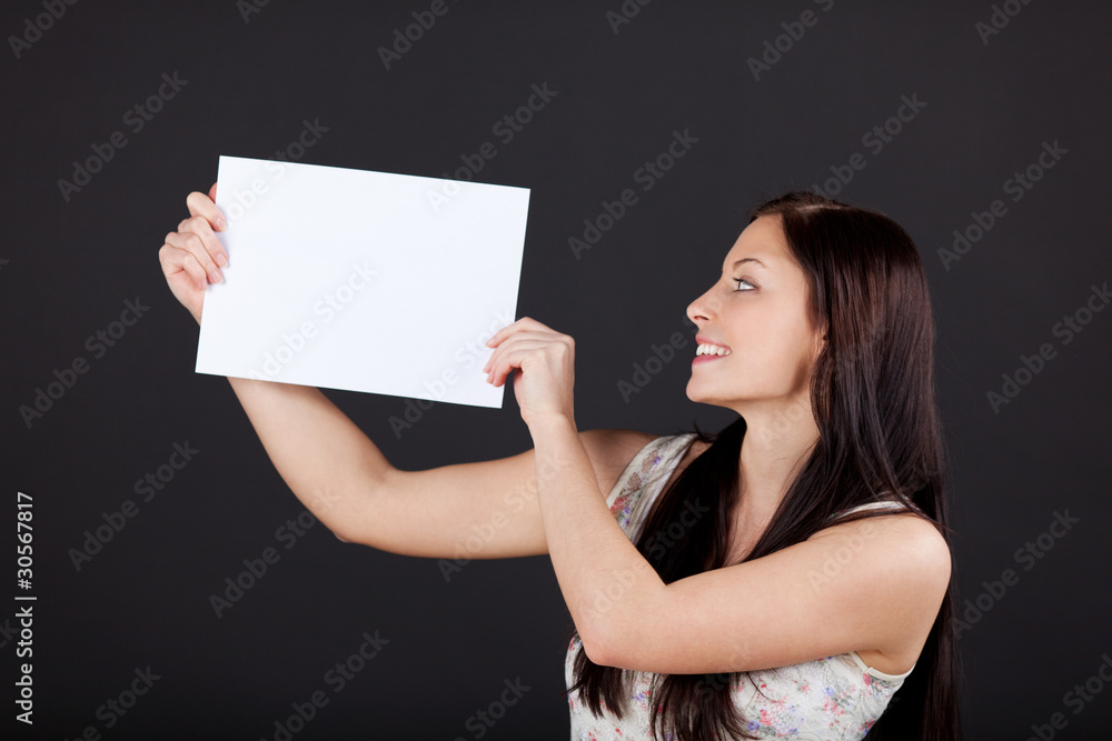 schöne junge frau hält weißes schild schöne junge frau hält weißes schild