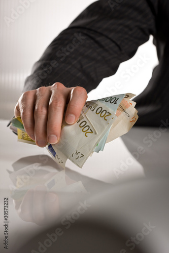 Wallpaper Mural Mann greift Geldscheine Torontodigital.ca