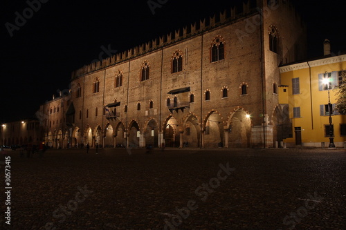Fotografie Piazza Sordello by night