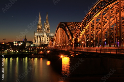 K  lner Dom bei Nacht