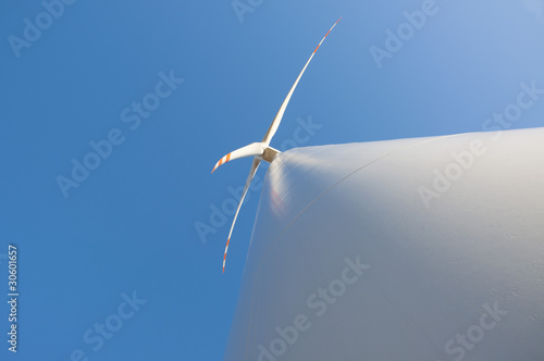 Wind turbine against blue sky © Andrzej Wilusz