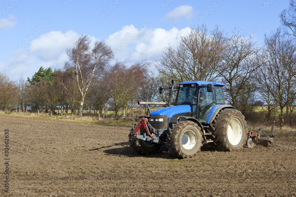 Obraz premium tractor cultivating