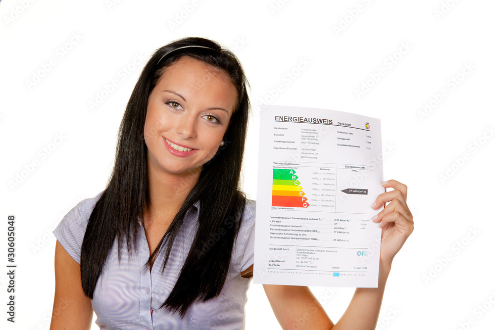 Frau mit einem Energieausweis (Deutschland) Frau mit einem Energieausweis (Deutschland)