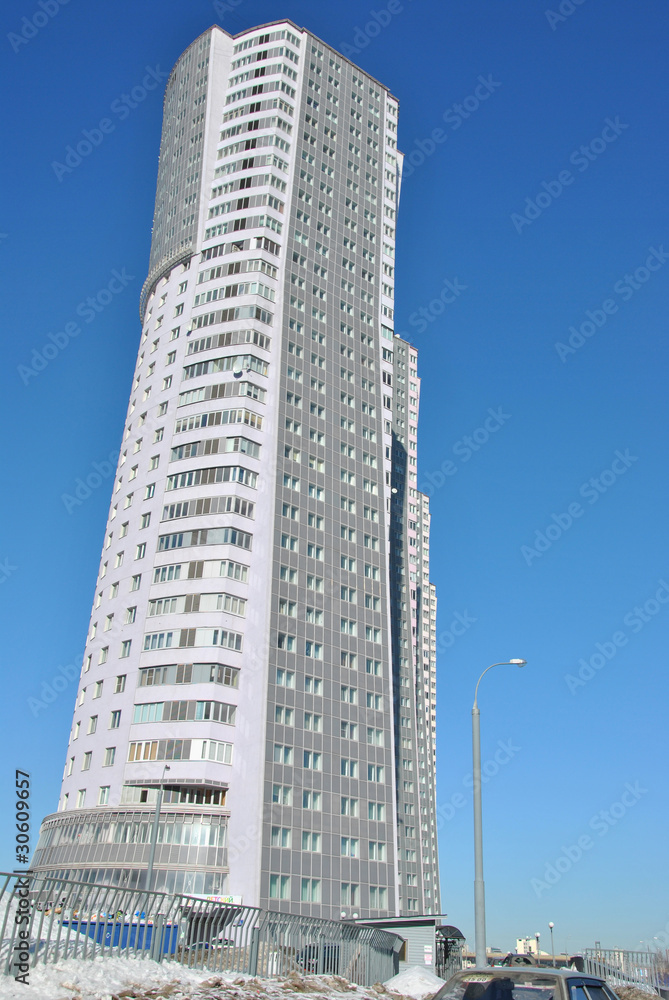 Современный высотный жилой дом в Москве.