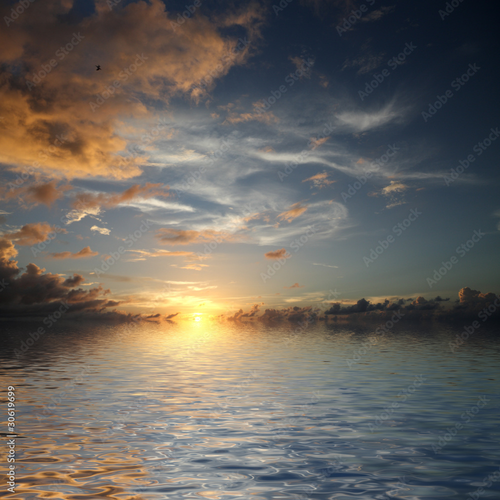crépuscule et coucher de soleil sur mer