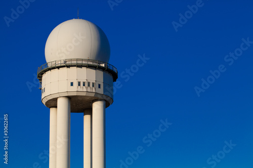 Radarturm zur Flugüberwachung