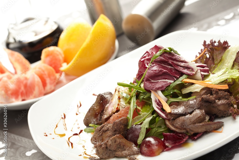 Beef with grapefruit and rucola salad