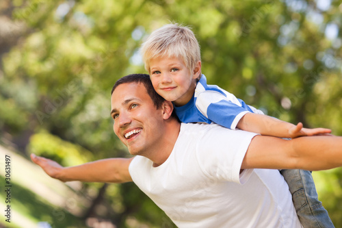 Fotografía Son playing with his father in the park