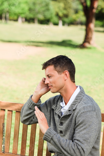 Man phoning on the bench © WavebreakMediaMicro