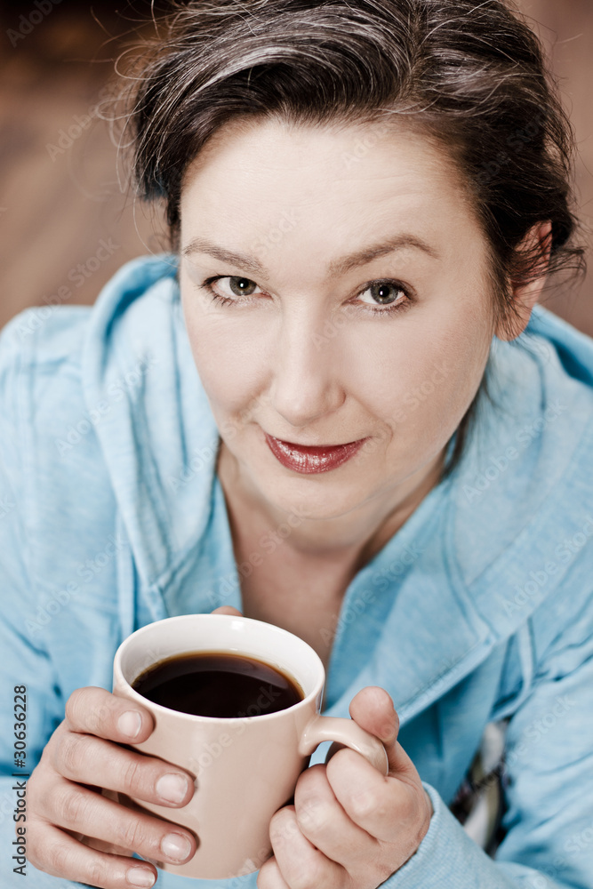 schöne frau mit einer tasse kaffee schöne frau mit einer tasse kaffee