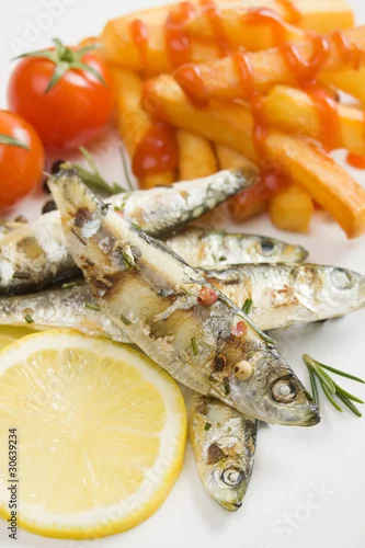 Fototapeta na wymiar Grilled sardine fish with french fries