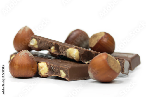 mit ganzen Haselnüssen