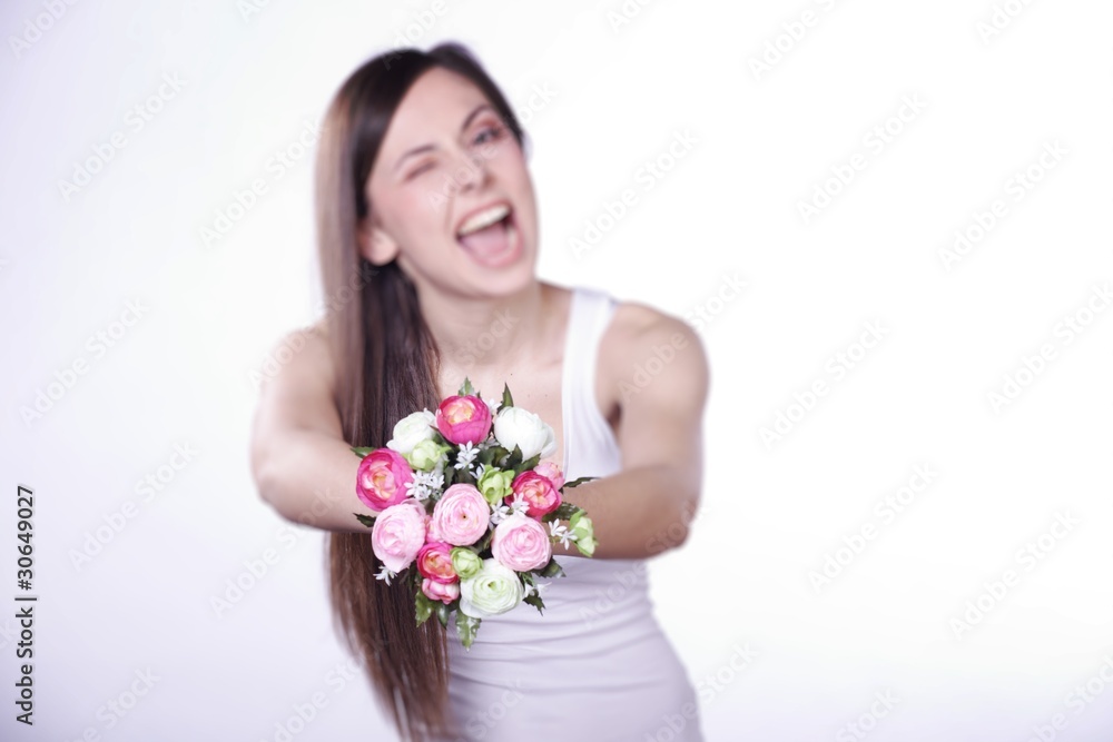 Hübsche Frau überreicht schreiend Blumenstrauß Porträt