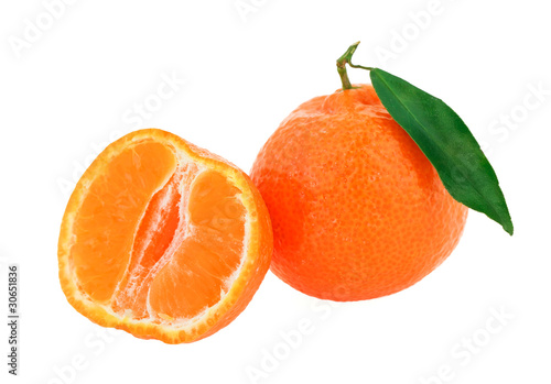 Fresh whole tangerine with some slices