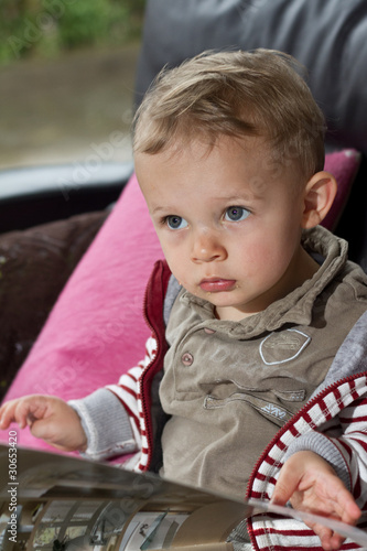 Enfant qui lit photo