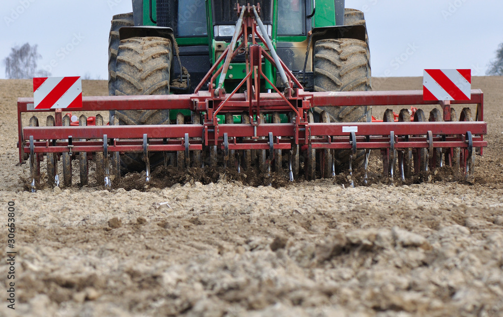 Fototapeta premium tracteur et herse