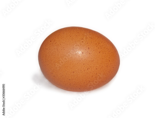 Куриное яйцо на белом фоне