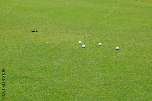 balles sur pelouse de golf