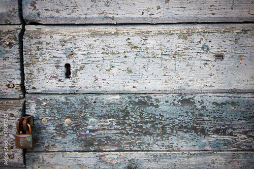 lucchetto su una vecchia porta in legno photo