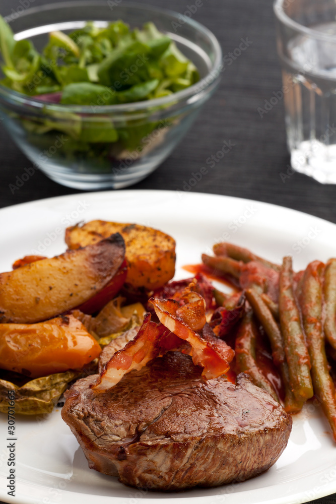 gegrilltes Steak mit Speckstreifen gegrilltes Steak mit Speckstreifen