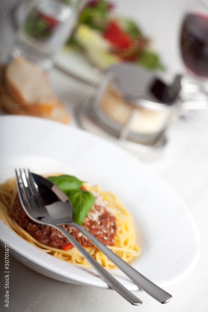 Teller mit Spaghetti Bolognese und Basilikum
