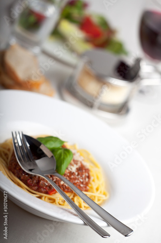 Teller mit Spaghetti Bolognese und Basilikum
