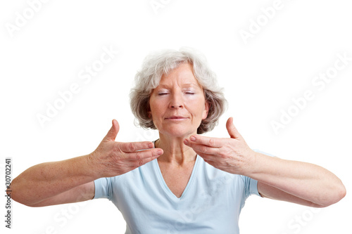 Seniorin atmet entspannt ein photo