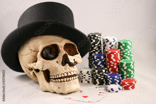 Spielsucht - Totenkopf - Asse - Chips