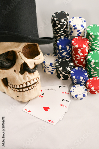 Spielsucht - Totenkopf - Asse - Chips