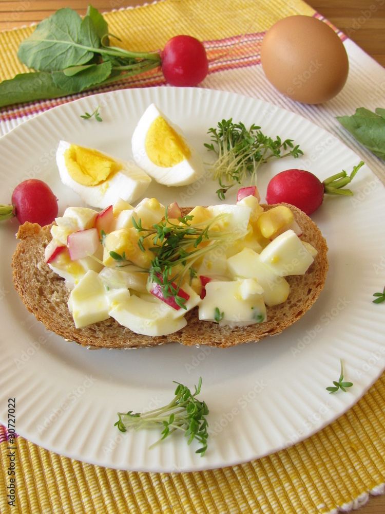 Eiersalat mit Kresse und Radieschen auf Dinkelvollkornbrot Eiersalat mit Kresse und Radieschen auf Dinkelvollkornbrot