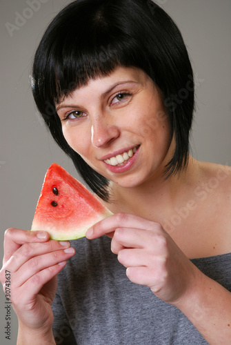 Junge Frau mit Melone