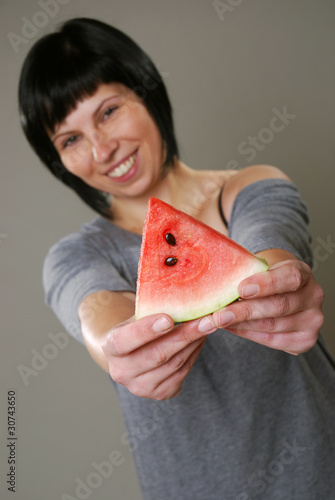 Junge Frau mit Melone