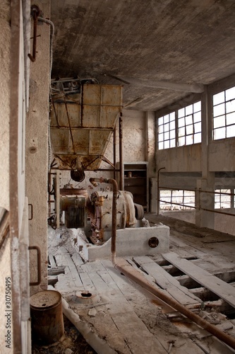 abandoned factory inside © Strumpf