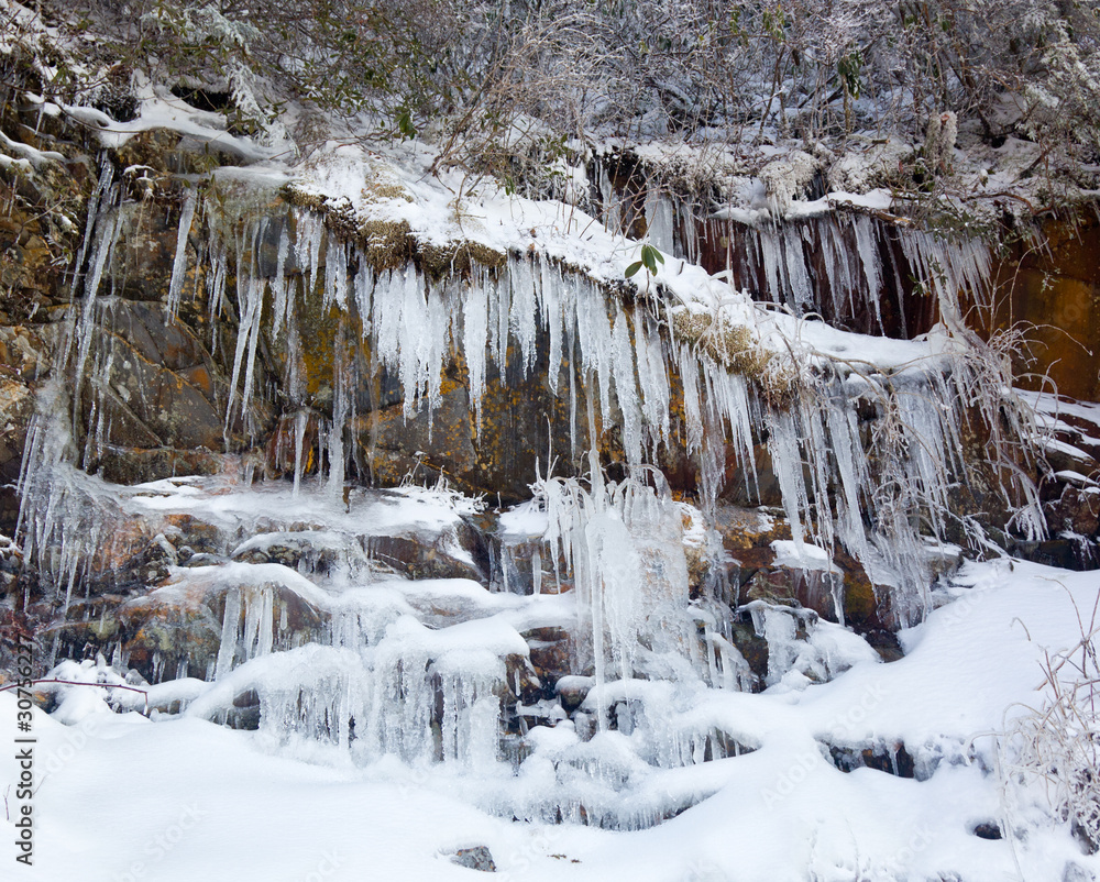 Fototapeta premium Weeping wall in Smoky Mountains covered in ice
