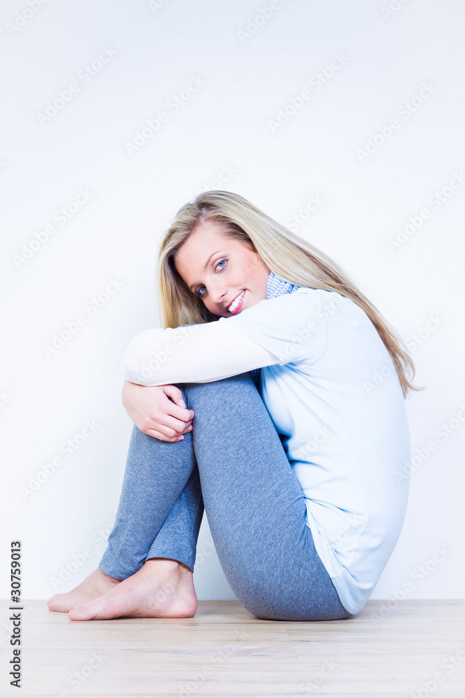 glücklich entspannte junge frau glücklich entspannte junge frau