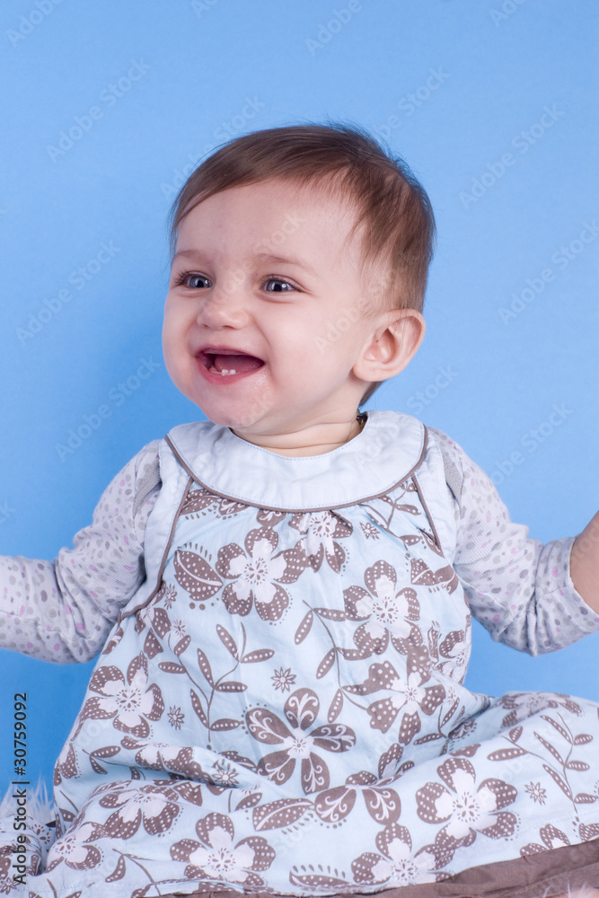 fillette souriante qui montre ses premières dents fillette souriante qui montre ses premières dents