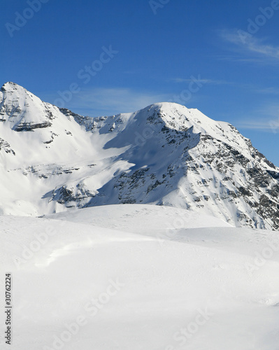 dunes de neige fraiche en haute montagne © pipil7385