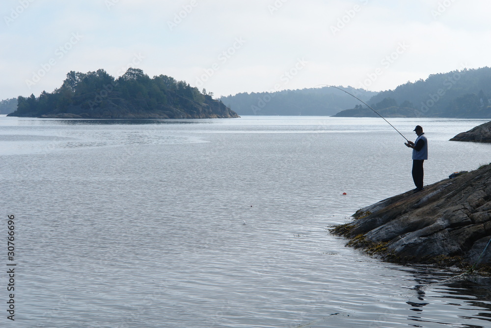 Pescatore sul lago